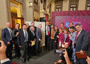 Rocha firma convenio con el presidente López Obrador para entrada en operación del IMSS Bienestar en Sinaloa