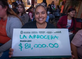 Ayuntamiento de Culiacán entrega cheques por 1 millón de pesos a “Mujeres Emprendedoras por el Bienestar”