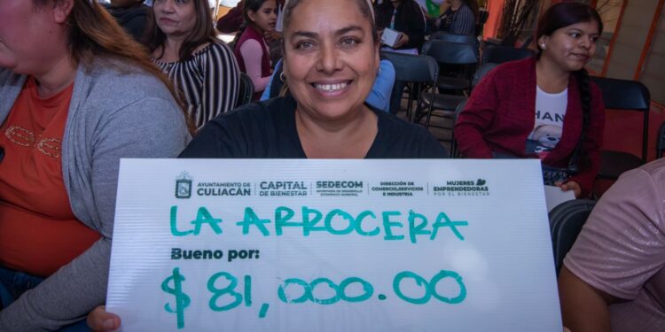 Ayuntamiento de Culiacán entrega cheques por 1 millón de pesos a “Mujeres Emprendedoras por el Bienestar”