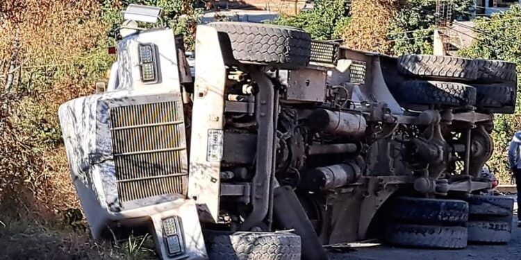 Vuelva “sapo” cargado de 20 toneladas de cemento en Vistahermosa