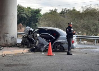 Grave joven tras chocar auto contra un muro del puente a desnivel de “La Costerita”