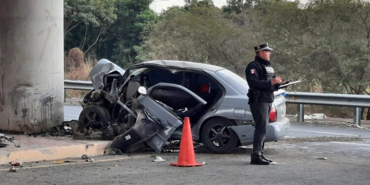 Grave joven tras chocar auto contra un muro del puente a desnivel de “La Costerita”