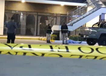 Sicarios en motocicleta ejecutan a balazos a un hombre en la Plaza Oasis