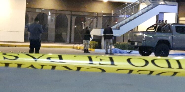 Sicarios en motocicleta ejecutan a balazos a un hombre en la Plaza Oasis