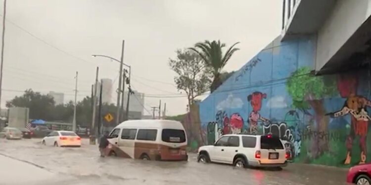 Lluvias intensas en Tijuana y San Diego provocan inhundaciones y caos vial