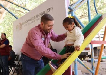 Alcalde de Badiraguato supervisa obra del nuevo parque infantil en La Soledad