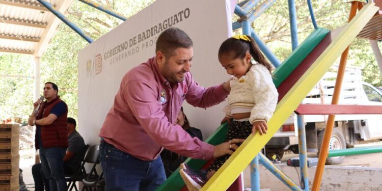 Alcalde de Badiraguato supervisa obra del nuevo parque infantil en La Soledad