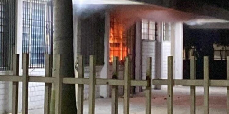 Fallece velador al intentar apagar un incendio en una escuela de Aguaruto