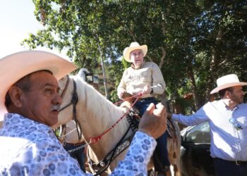 Participa Rocha Moya en la Cabalgata de Los Escobar