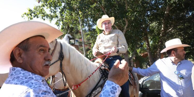 Participa Rocha Moya en la Cabalgata de Los Escobar