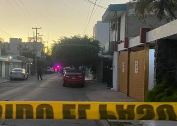 Ejecutan a balazos a vecino de la Guadalupe cuándo platicaba con su esposa
