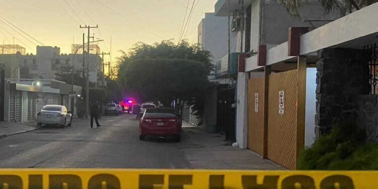 Ejecutan a balazos a vecino de la Guadalupe cuándo platicaba con su esposa