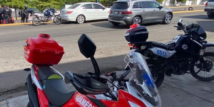 Policía resultó lesionado al chocar la moto que conducía contra un auto