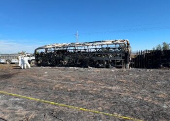 Al apagar el fuego del camión de pasajeros, Bomberos de Elota descubrieron los cuerpos quemados