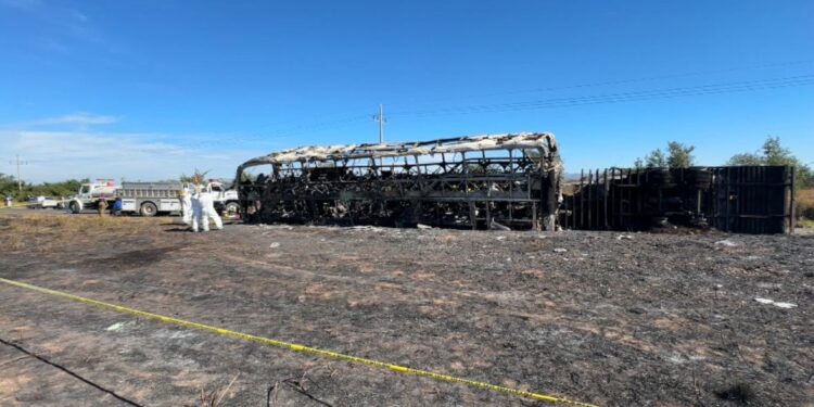 Al apagar el fuego del camión de pasajeros, Bomberos de Elota descubrieron los cuerpos quemados