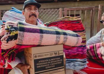DIF Sinaloa entrega apoyos invernales a los habitantes de El Pozo