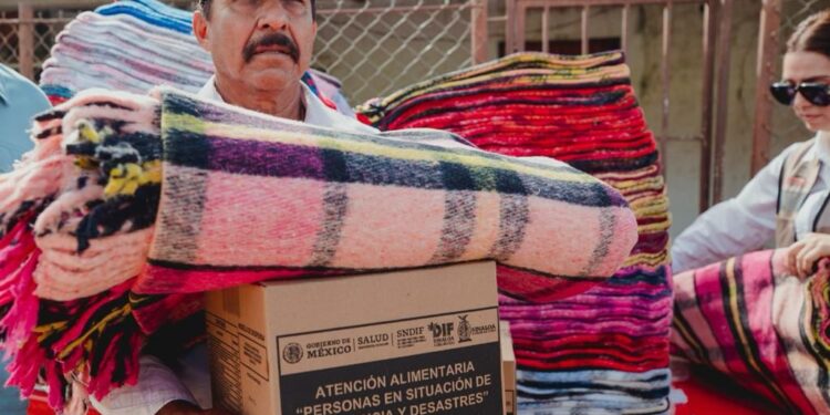 DIF Sinaloa entrega apoyos invernales a los habitantes de El Pozo