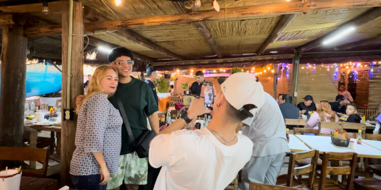 Eduin Caz se pasea por Altata con su familia y degusta unos ricos mariscos de La Maestra Esther