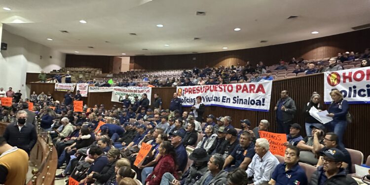 Policías y viudas de policías protestan en Congreso del Estado; exigen pensión y homologación salarial