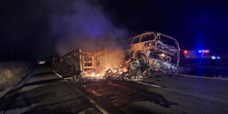 ¡Tragedia! 22 muertos  y 14 calcinados tras  impactar autobús con tráiler en Elota