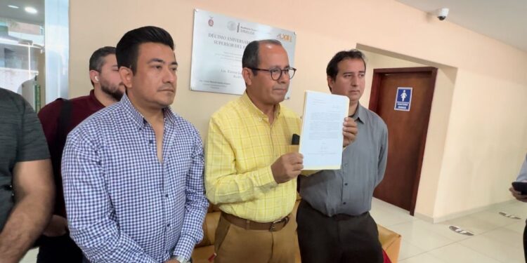 Por entregar un “edificio de cartón”, trabajadores y estudiantes de la UAdeO presentan otra denuncia ante la ASE contra la ex rectora