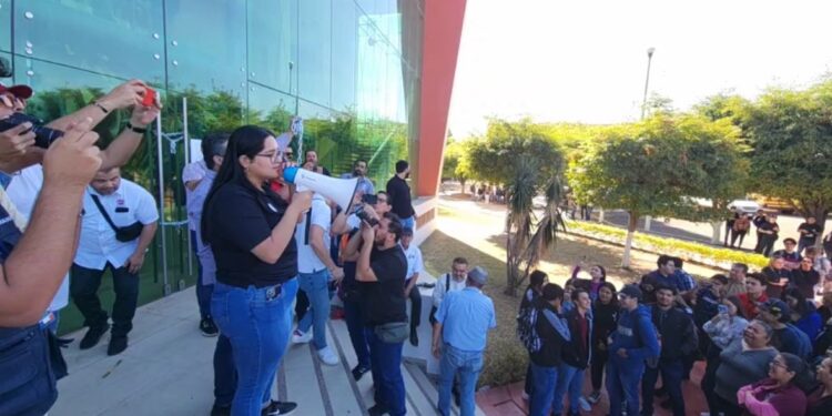 Universitarios liberan instalaciones de rectoría de UAdeO en Culiacán y Los Mochis