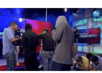 Un grupo armado interrumpe en una transmisión en vivo de un canal de TV en Ecuador