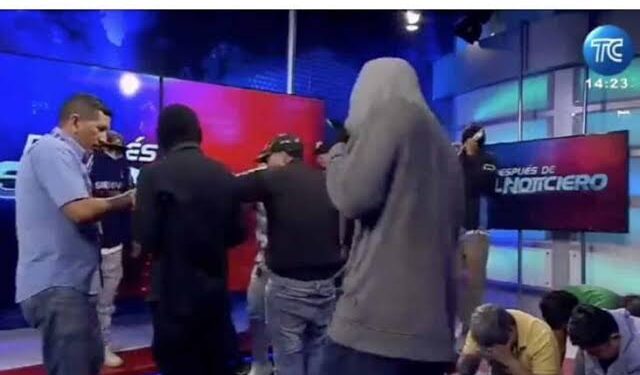 Un grupo armado interrumpe en una transmisión en vivo de un canal de TV en Ecuador