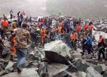 Recuperan 9 cuerpos tras un alud de tierra en China que sepultó a 47 personas