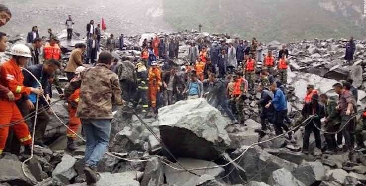 Recuperan 9 cuerpos tras un alud de tierra en China que sepultó a 47 personas