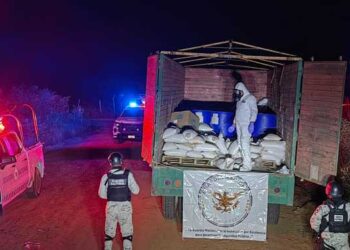 Asegura tractocamión con precursores químicos empleados para elaborar droga sintética en Choix