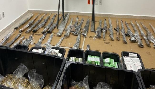 Transportaba de EU a México 29 armas de fuego largas y marihuana procesada; fue teniendo en Tijuana