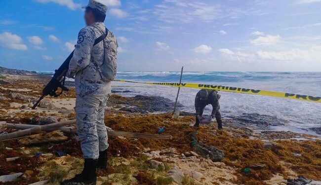 Flota entre el sargazo paquetes con cocaína en playa de Cozumel