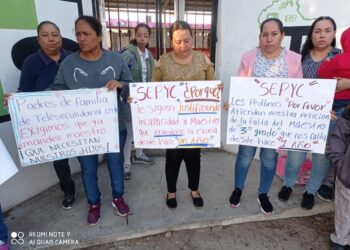 Madres de familia se manifiestan en Telesecundaria; desde hace un año sus hijos no tienen maestro