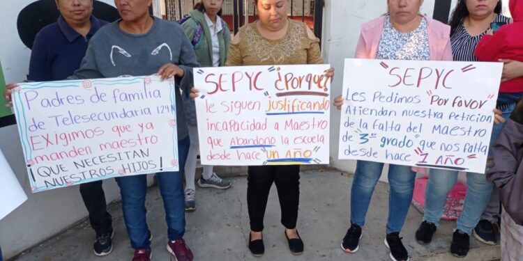 Madres de familia se manifiestan en Telesecundaria; desde hace un año sus hijos no tienen maestro