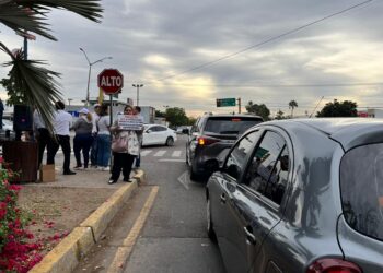 Trabajadores de la UAS entregan volantes en calles; piden cese de persecución política