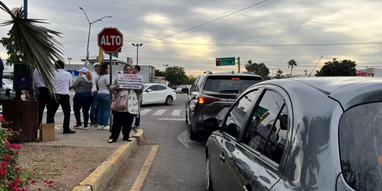 Trabajadores de la UAS entregan volantes en calles; piden cese de persecución política