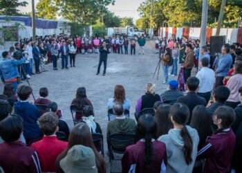 Juan de Dios Gámez acude a banderazo de inicio para la pavimentación de la av. Igualamo en el sector La Conquista