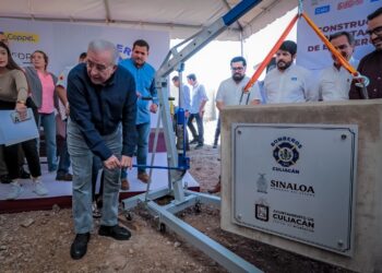 Rocha asiste a la colocación de la primera piedra para Estación de Bomberos No. 5 en el sector de La Conquista