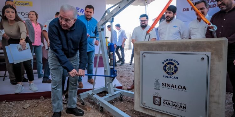 Rocha asiste a la colocación de la primera piedra para Estación de Bomberos No. 5 en el sector de La Conquista