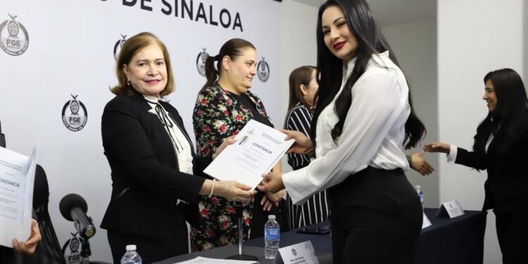 Otorga la FGE 51 nombramientos a Agentes del Ministerio Público y a Policías de Investigación