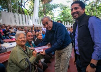 Rocha entrega tarjetas del Banco del Bienestar a Beneficiarios del Programa Por una Mejor Vivienda