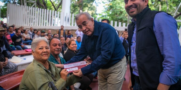 Rocha entrega tarjetas del Banco del Bienestar a Beneficiarios del Programa Por una Mejor Vivienda