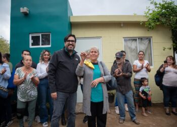 Juan de Dios Gámez acude a entrega de viviendas y acuerda compromisos con habitantes de Imala