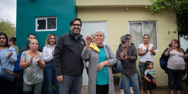 Juan de Dios Gámez acude a entrega de viviendas y acuerda compromisos con habitantes de Imala
