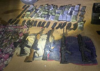 GN y Ejército localizan dos vehículos con fusiles de asalto, cargadores y cartuchos útiles en Sonora