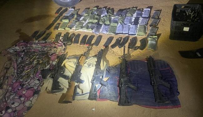 GN y Ejército localizan dos vehículos con fusiles de asalto, cargadores y cartuchos útiles en Sonora