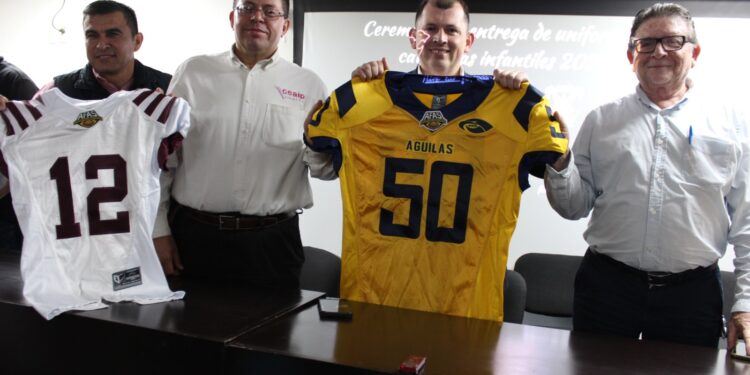 Niñas, niños y jóvenes reciben uniformes gracias a solicitudes de información