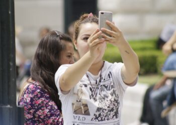 Jóvenes prefieren aprovechar las distintas plataformas para generar ingresos y dejan de lado los trabajos convencionales, señala experta
