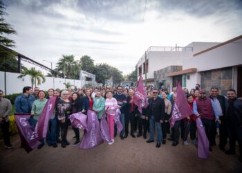 Juan de Dios Gámez acude a banderazo de pavimentación de calle gestionada desde hace 40 años